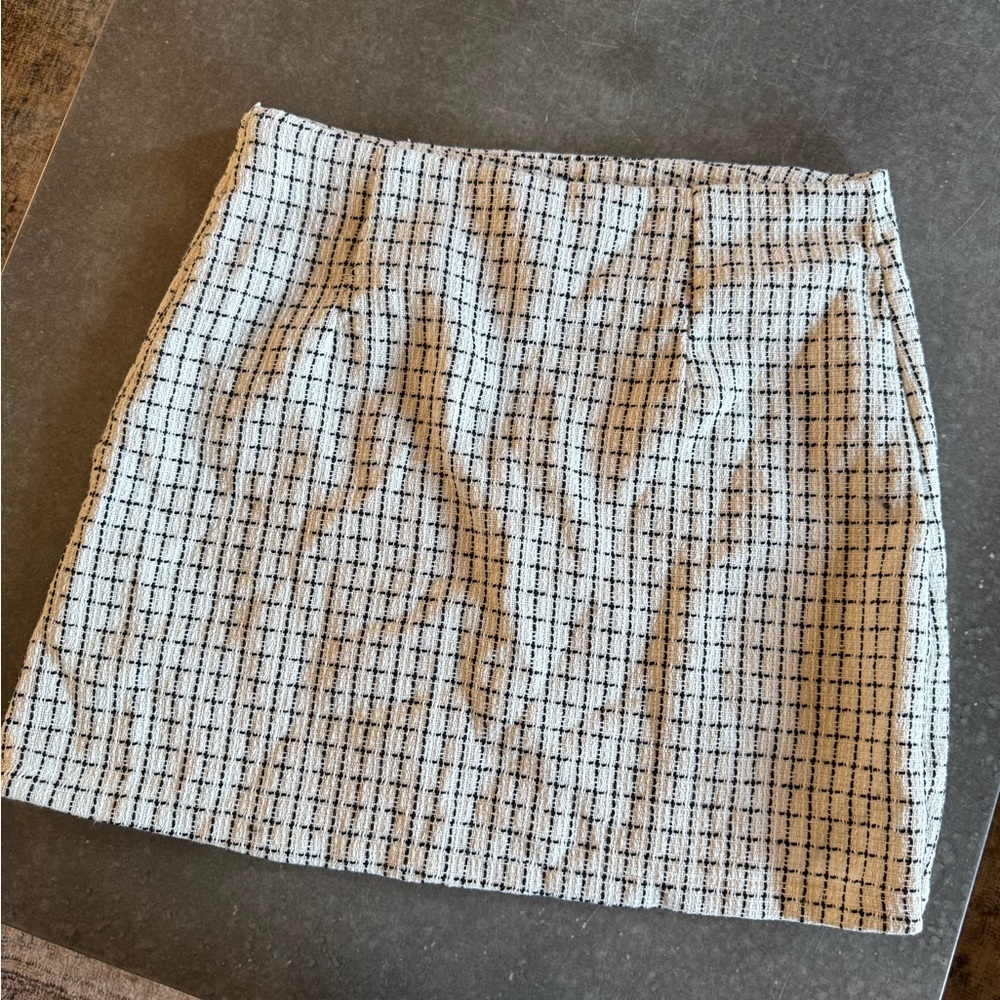 Chic Black and White Plaid Vest and Skirt Set - Picture 2 of 7